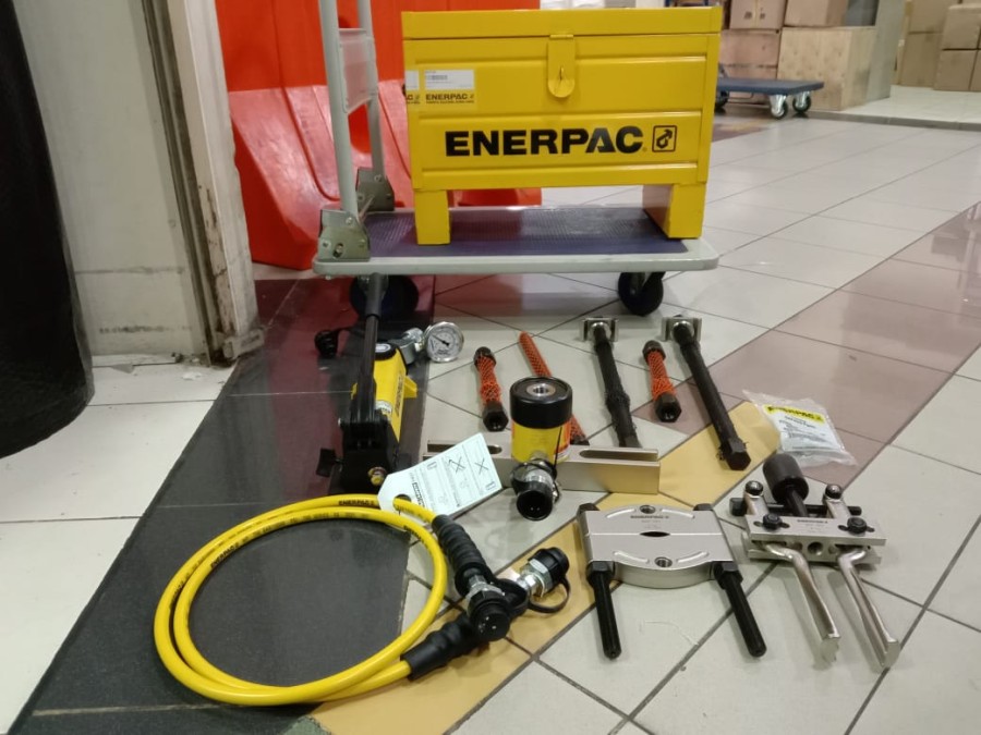 Enerpac BHP162, Hydraulic Cross Bearing Puller Set With Hand Pompa